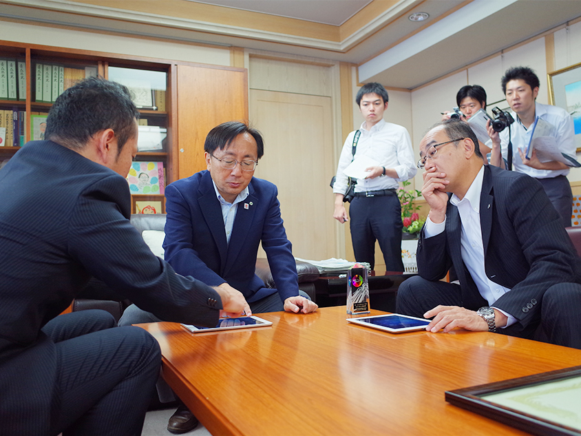 画像：三村知事・佐々木副知事に受賞報告（2014年7月22日（火））